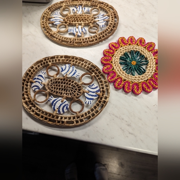 3 straw trivets.  Ceramic fish inserts. EUC. 2 Are matching.  See pictures. - Picture 2 of 5